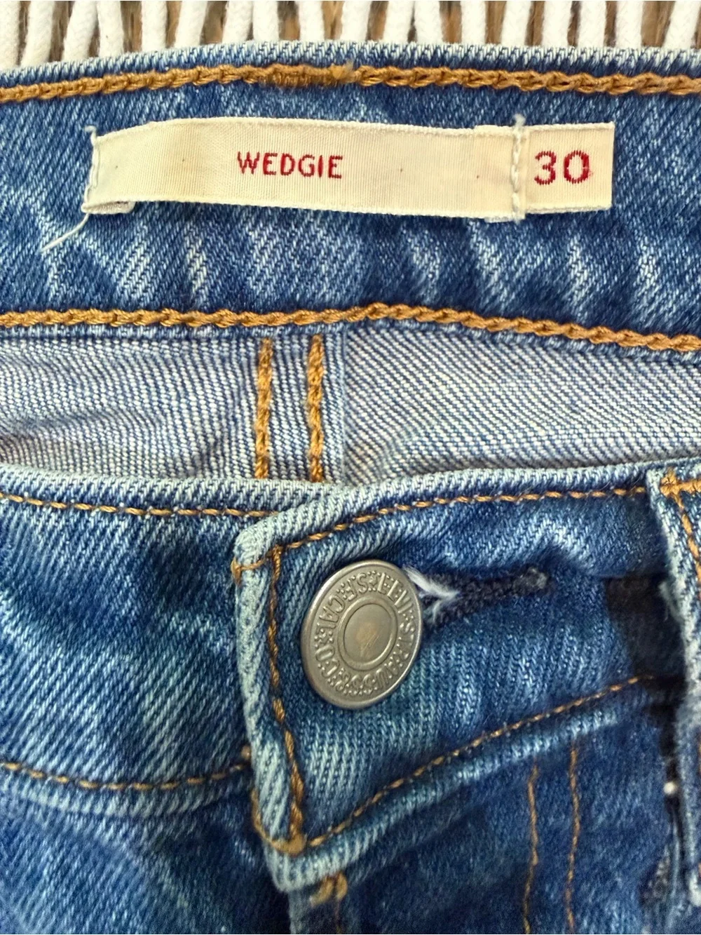 Levi's Premium Wedgie High-Rise Straight Leg Button Fly Jeans in Medium Blue - Picture 2 of 7